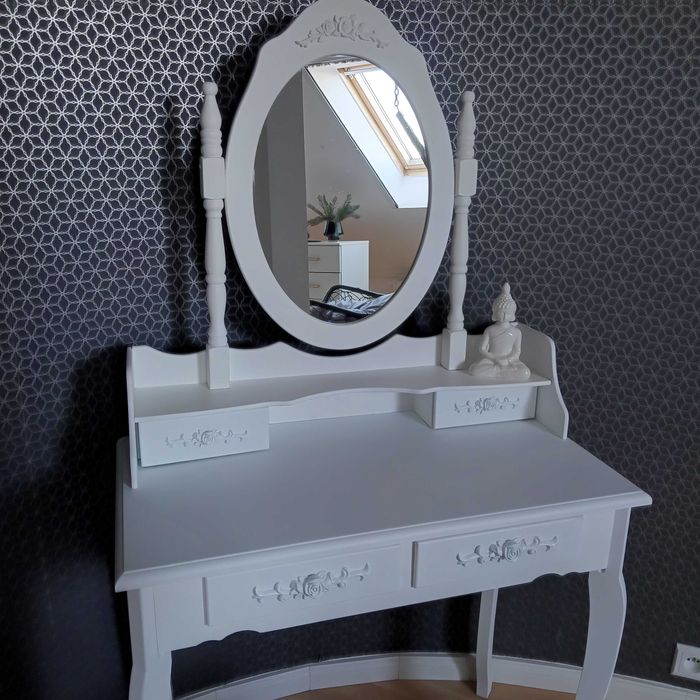 Piękna konsola toaletka biała z lustrem i szufladkami