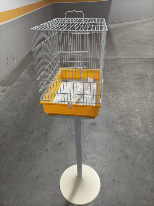 Gaiola suspensa com pé de apoio