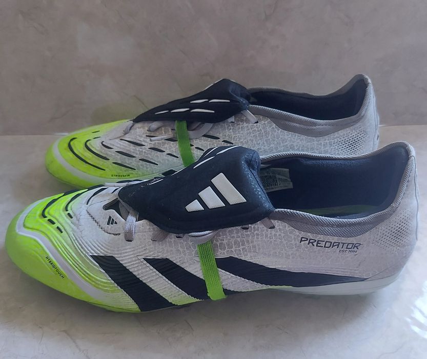 профессиональные футбольные бутсы Adidas Predator Pro с артикулом JS4071