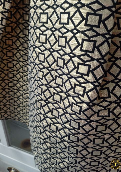 Rozkloszowana złota sukienka S Vinci