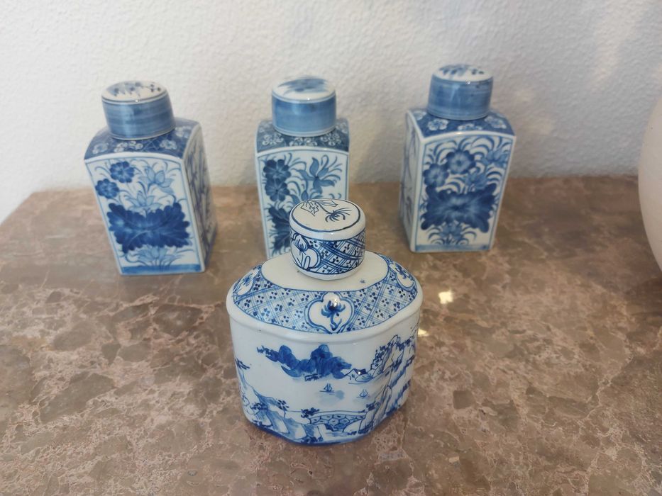 Frasco de porcelana azul e branca