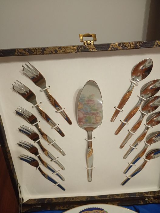 Prato de bolo em louça de porcelana.Com talheres incluídos na, Limoges