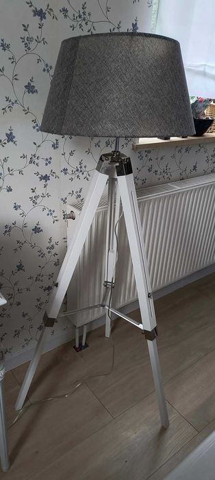 Lampa na statywie drewnianym biała podłogowa
