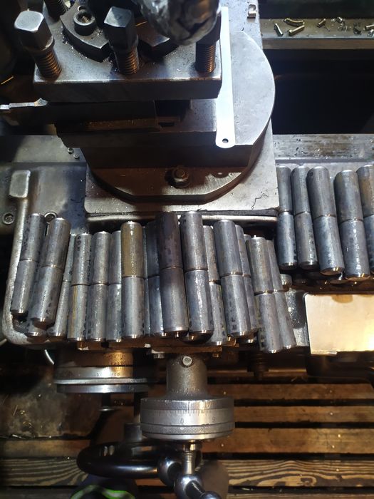 Винтовой ключ и дверные петли продам