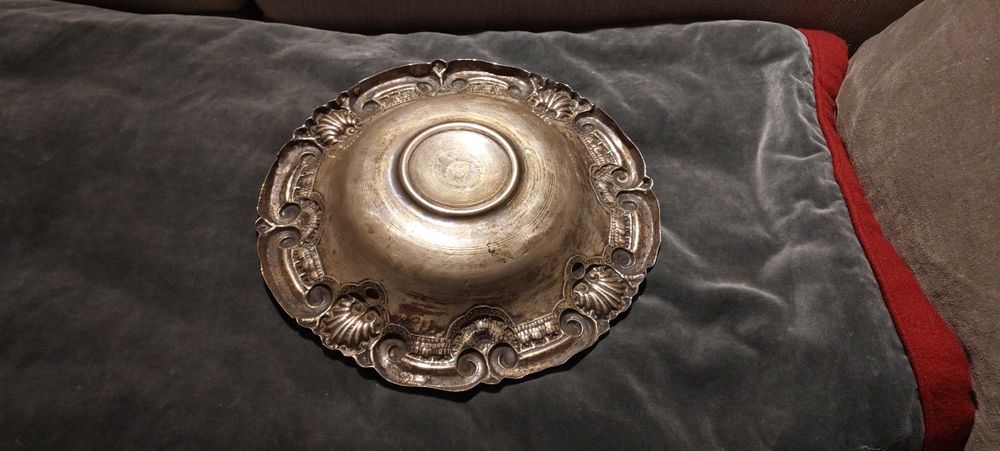 salvas e trinchantes em prata contrastados