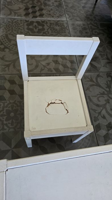Mesa de criança com 2 cadeiras