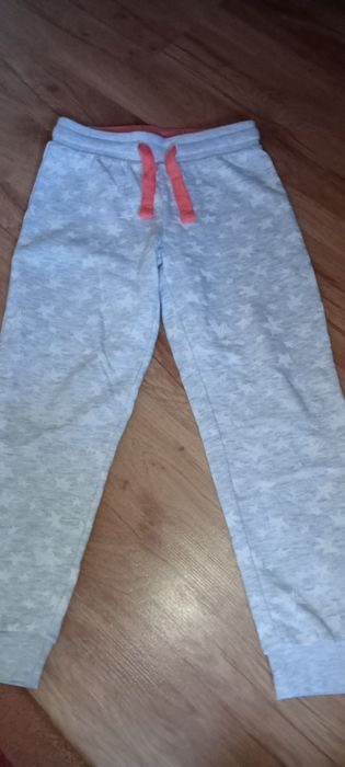 Spodnie dresowe dla dziewczynki gwiazdki 110/116