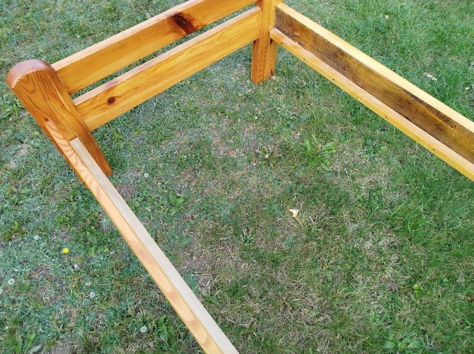 Sprzedam łóżko sosnowe.