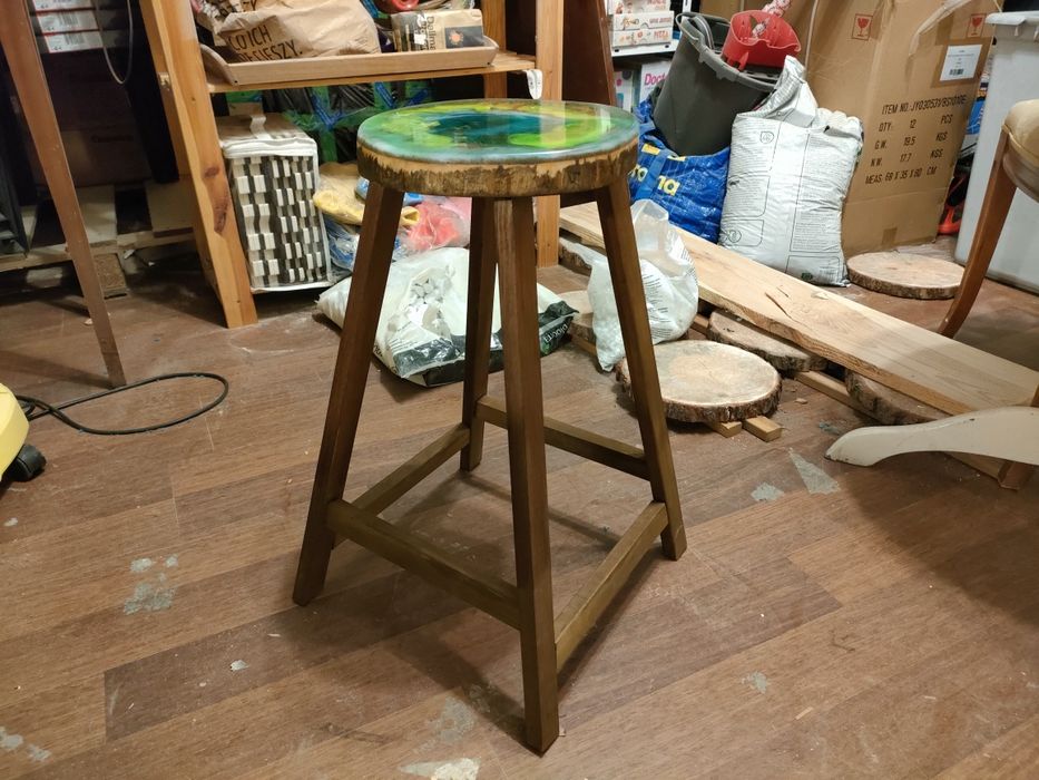 Taboret z żywicą ekspozydową