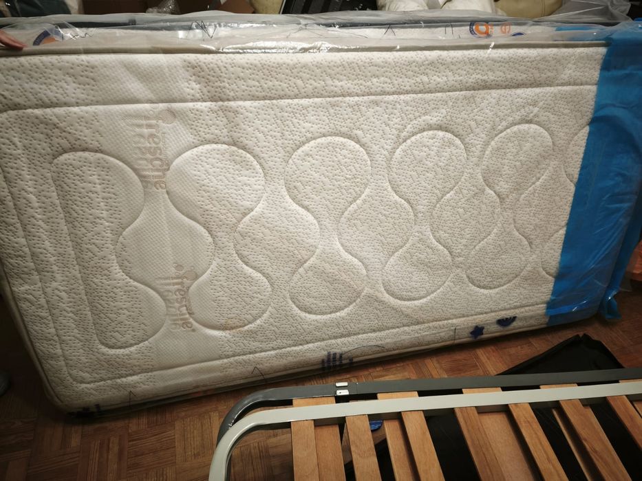 Vendo 2 colchões e somelier solteiro