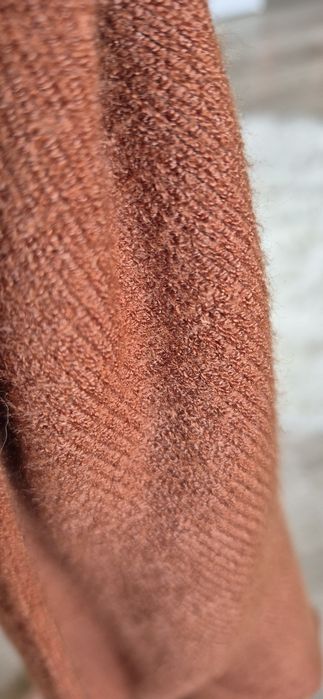 Brązowy sweter z golfem profilowany rękaw