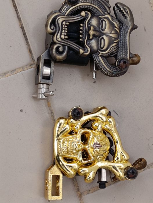 Duas máquinas de tatuagem