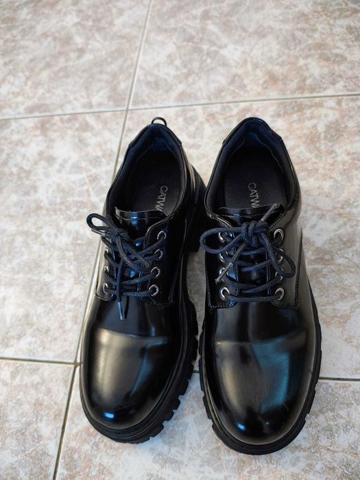 Sapatos pretos verniz estilo "Oxford"