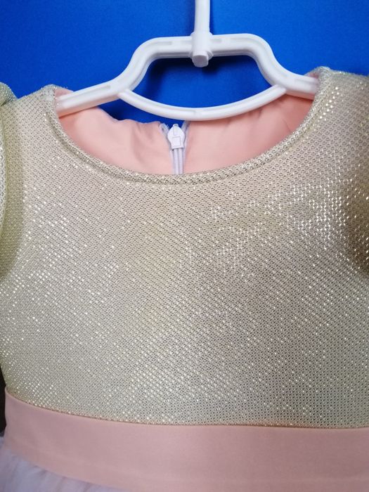 Продам нарядне  плаття на дівчинку (рост 86 см)