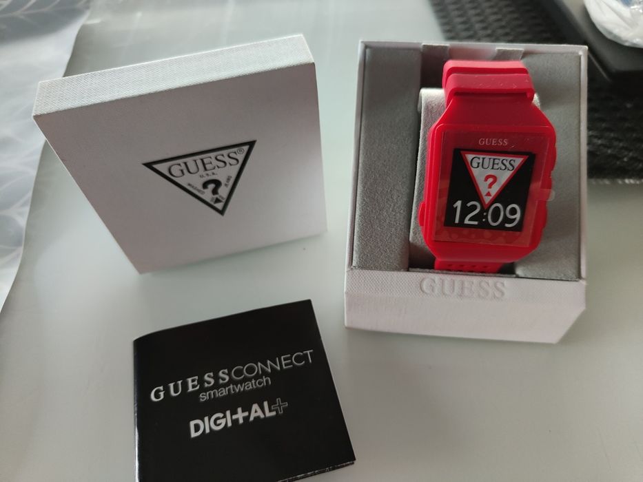 Zegarek smartwatch Guess czerwony