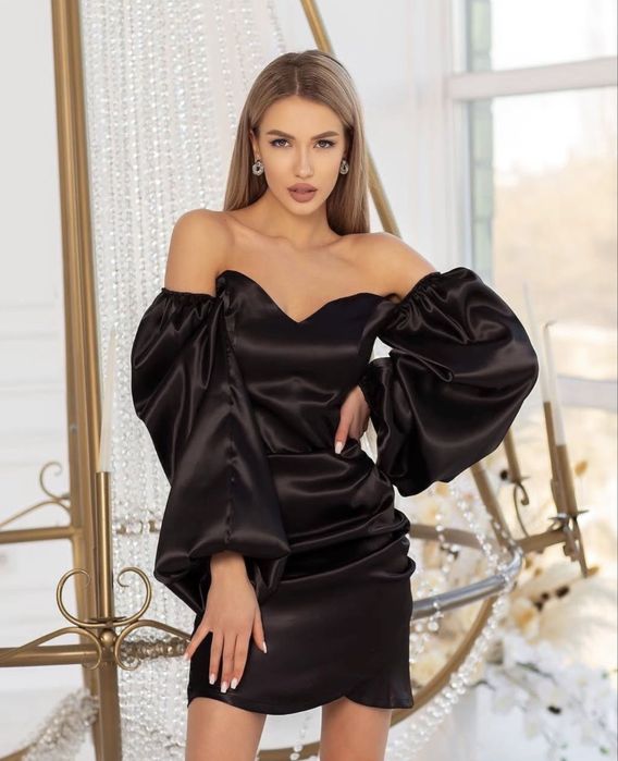 Чорна атласна сукня