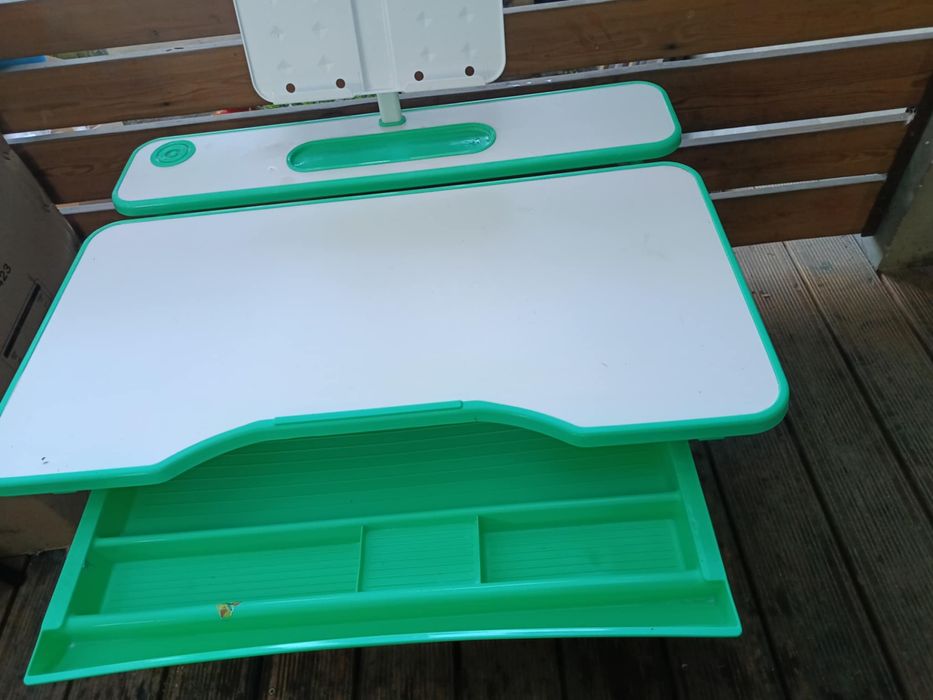 Regulowane dzieciece biurko