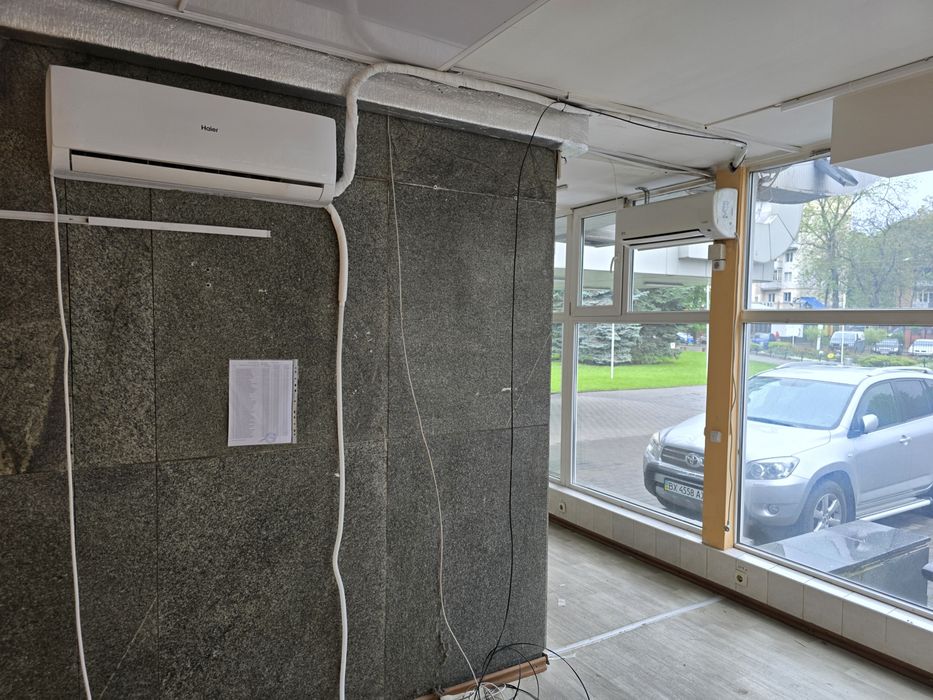 Центр. Фасадне приміщення!