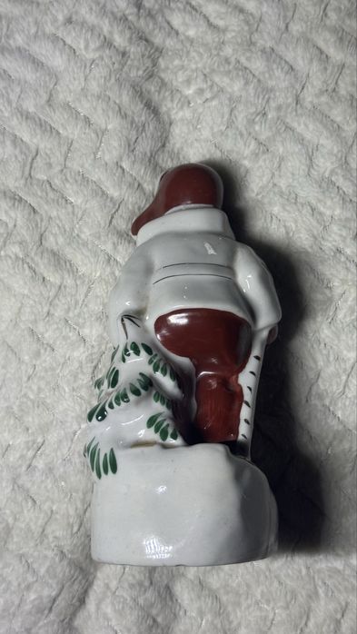 Продам фарфоровую статуетку мальчик на лыжах СССР