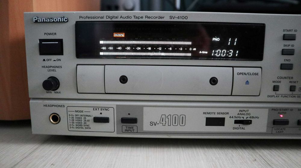 Профессиональный DAT-рекордер Panasonic SV4100 DAT и ЦАП (4 шт. PCM56)