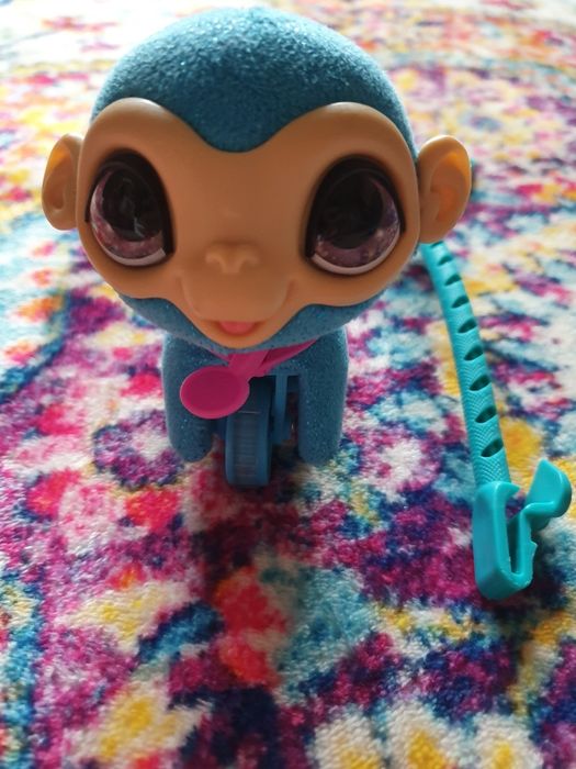 Małpka na smyczy furReal