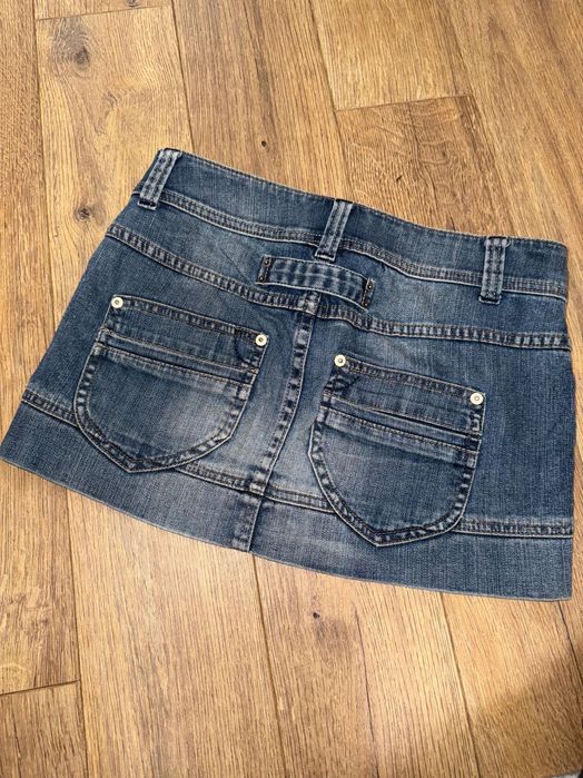 Коротка спідниця на низькій посадці