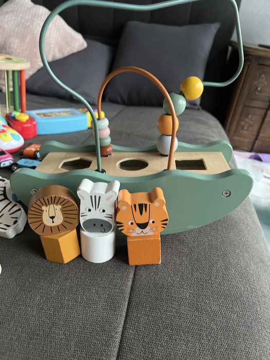 Drewniany sprter z koralikami i elementem