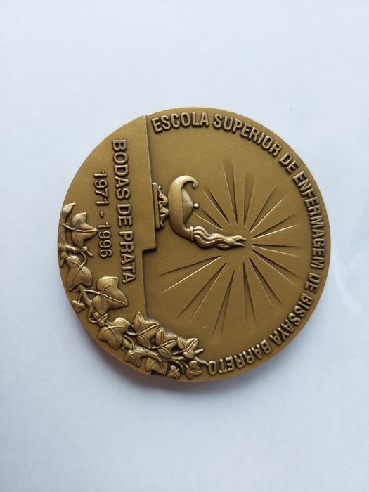 Medalha/Medalhão comemorativo de Prof. Bissaya Barreto