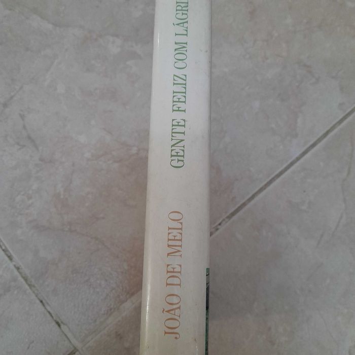 Gente Feliz com Lágrimas de João de Melo