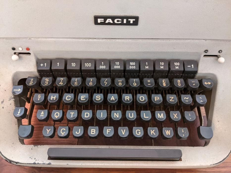 Máquina de escrever FACIT