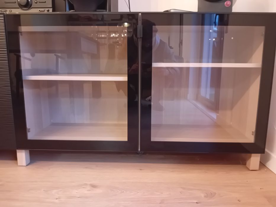 Móvel IKEA BESTÅ com portas de vidro e portas pretas – excelente estad