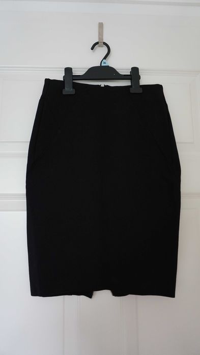 Spódnica ołówkowa S/36 RESERVED z zamkiem na całej długości (tył)