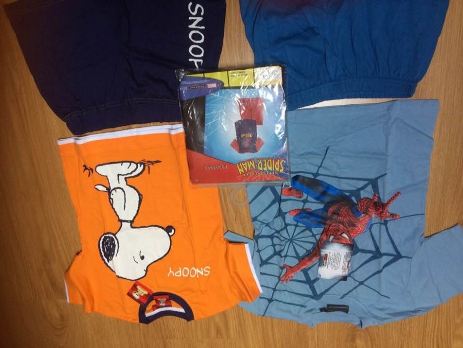 Pijamas novos s do Snoppy e do Homem Aranha- 6 / 8 anos