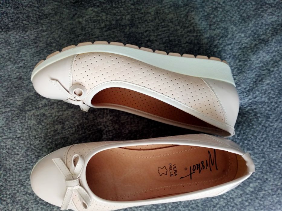 Buty typu czółenka, beżowe.