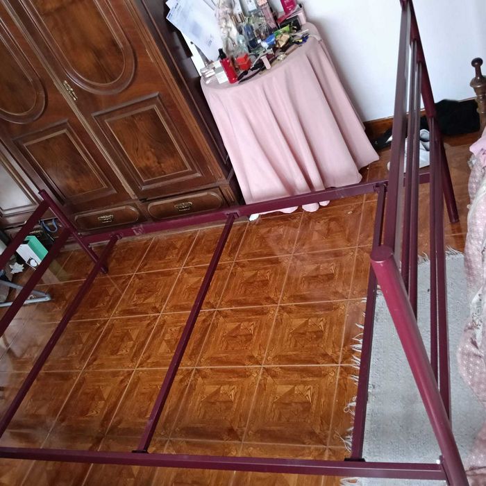 Cama individual em ferro com colchão