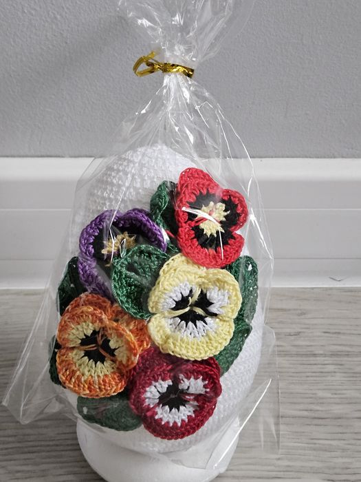 Ozdobne jajko na szydelku