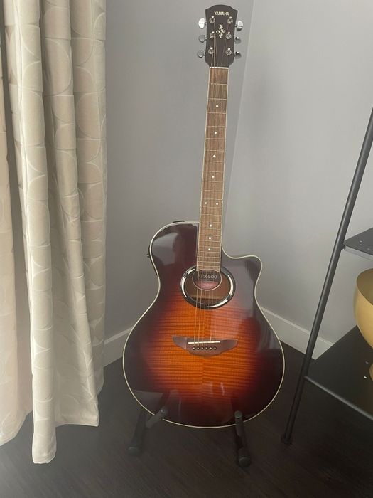 Guitarra Yamaha (APX 500FM OVS) como nova, oferta do cavalete.