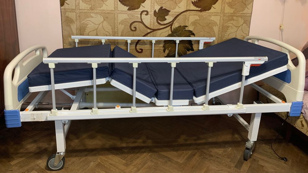 Медичне ліжко з ручним керуванням та ортопедичним матрацом