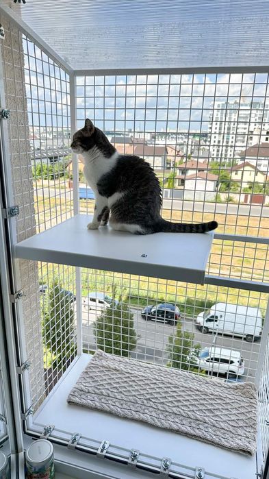 Затишний прямокутний балкончик на одну стулку з 1 поверхом