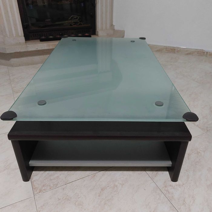Mesa de centro baixa em vidro e madeira