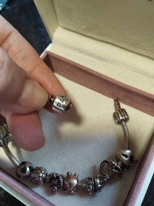 Pulseira Pandora, com 11 peças originais.