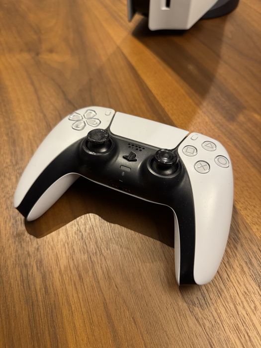 Consola Playstation 5 com leitor de discos + dois controles.