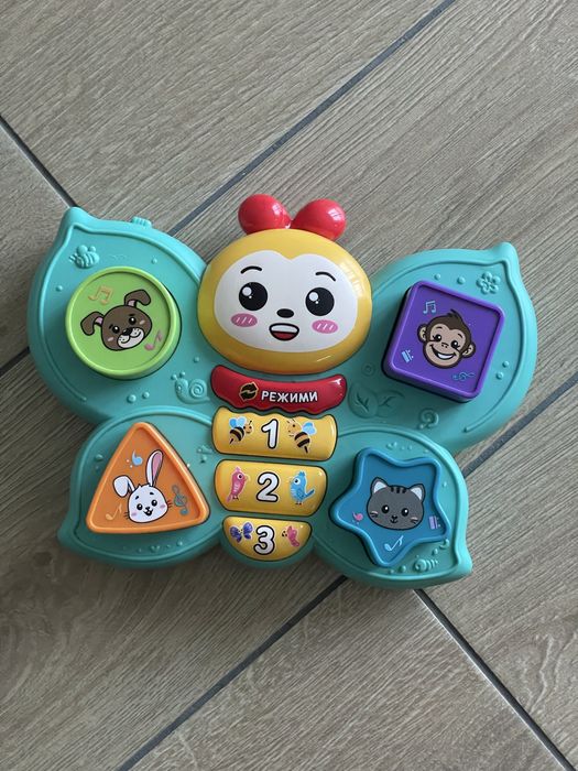 Поїзд з кульками, метелик та інші іграшки