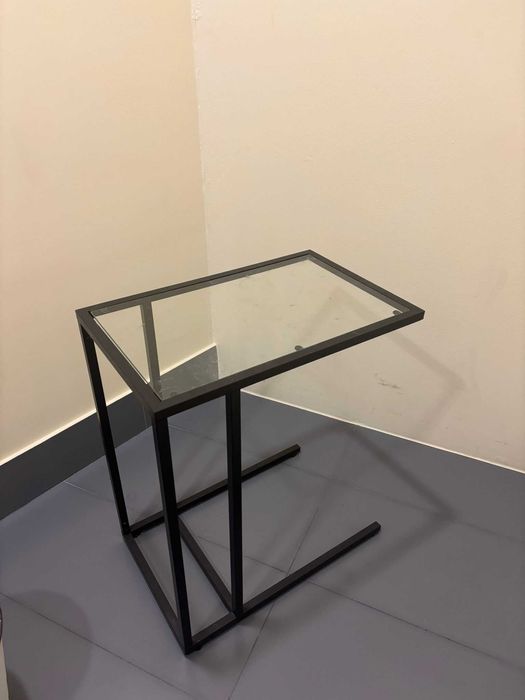 Mesa de apoio preta com vidro Ikea
