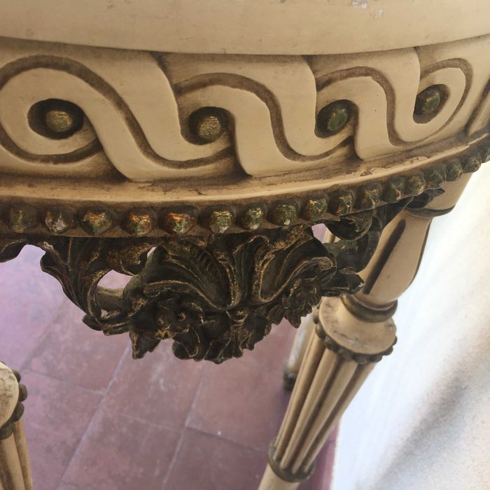 Mesa meia lua com gaveta pequena em talha