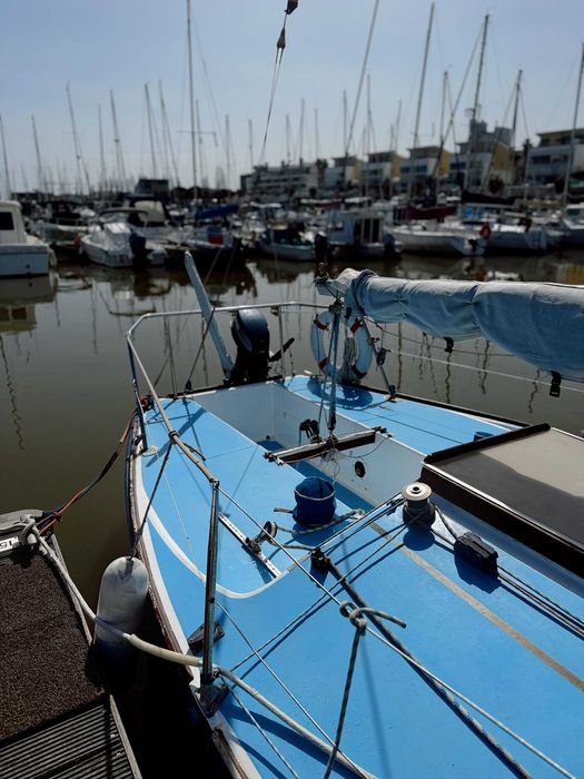 Veleiro J24 pronto a navegar