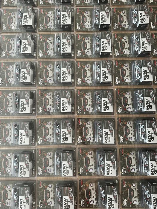 Mini GT Porsche 911 GT3 R AO Racing Skeleton 1143 kartonik
