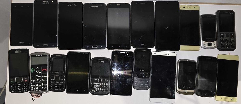 zestaw 21 sztuk uszkodzonych telefonów