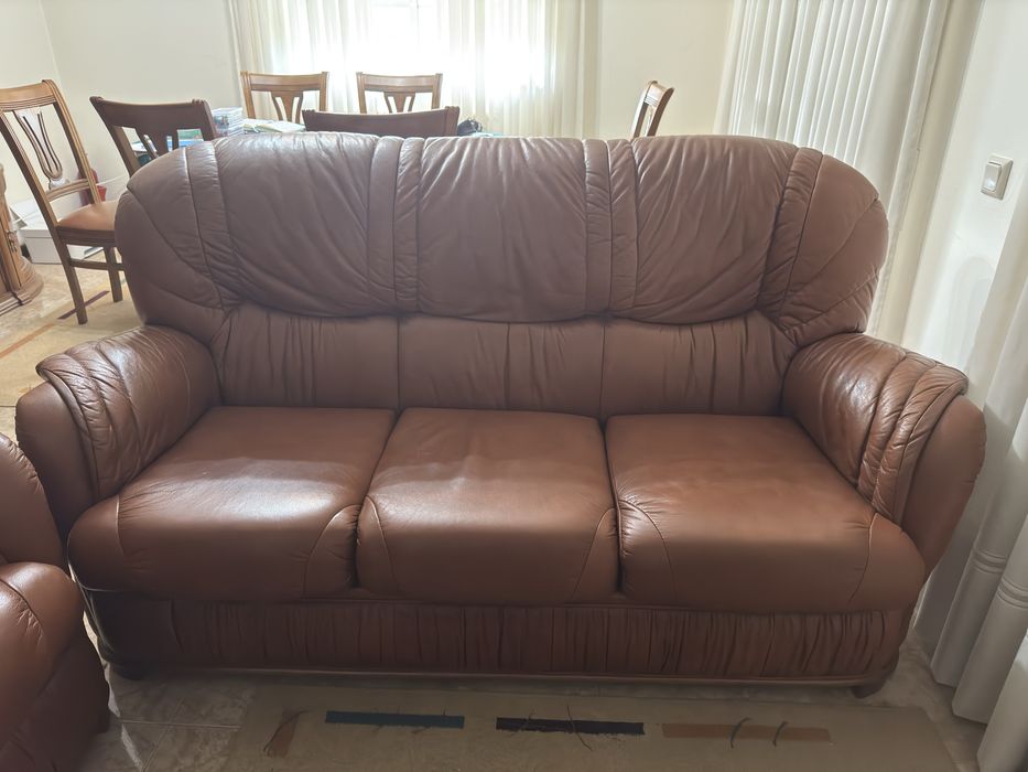 Sofa em pele com madeira maciça