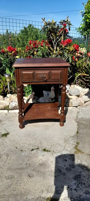 Mesa de cabeceira antiga